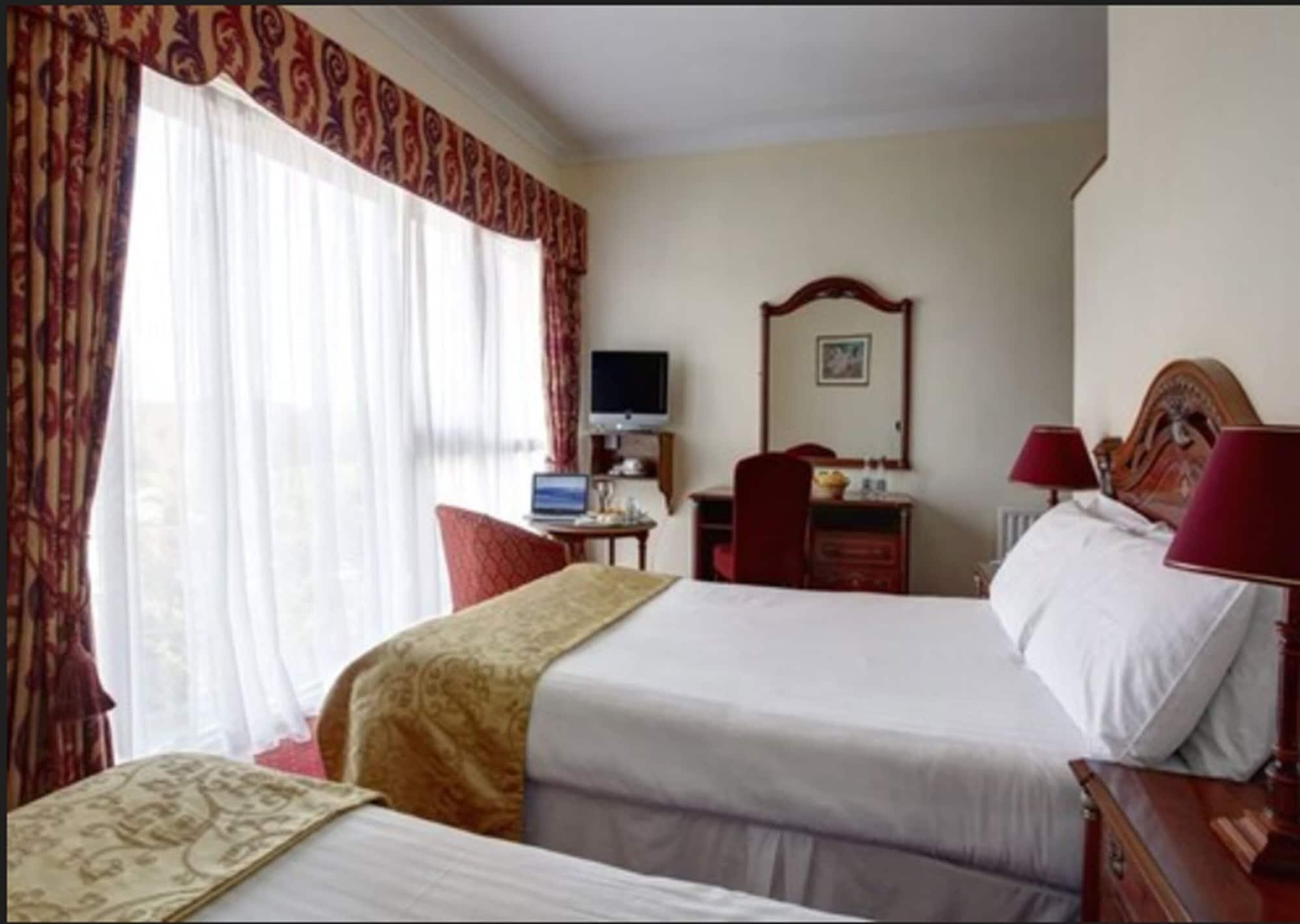 The Royal Hotel & Leisure Centre Брей Экстерьер фото